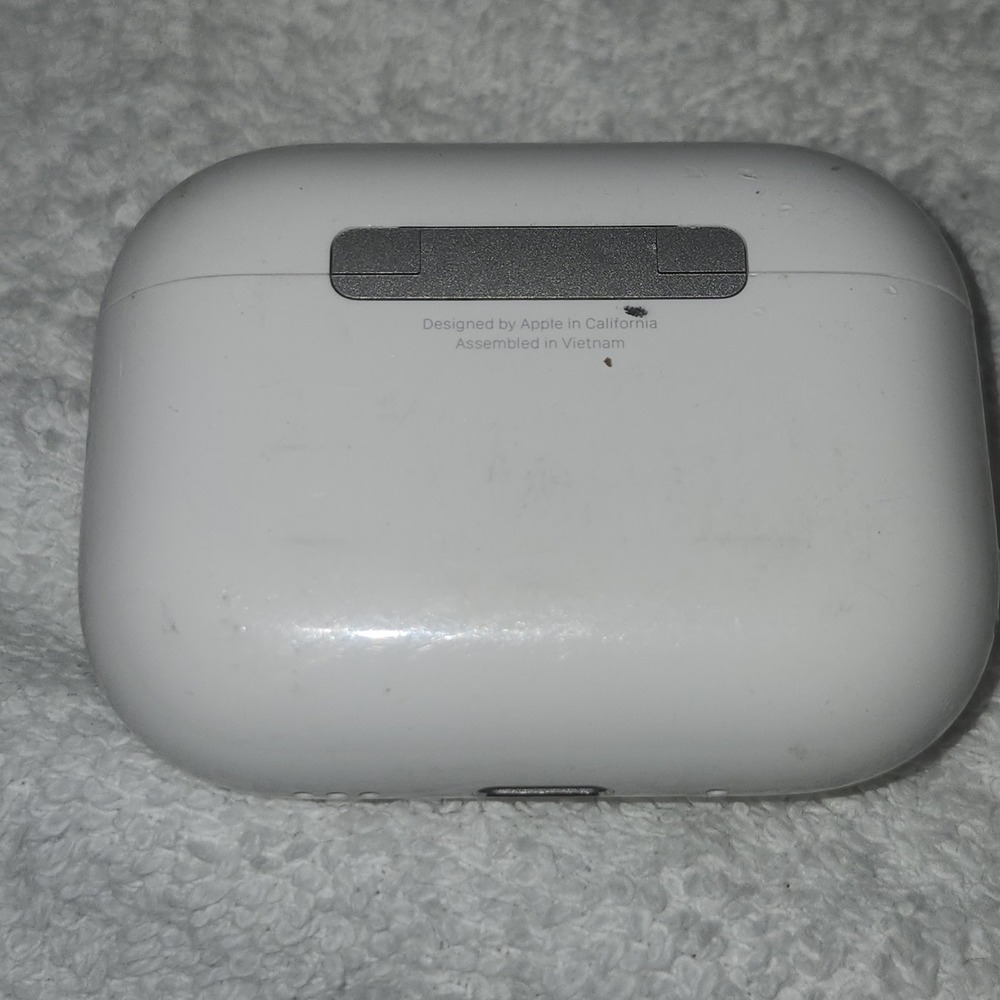 Apple AirPods Pro (3rd Gen) (A3122) MagSafe Charging Case ONLY - White - Picture 4 of 5